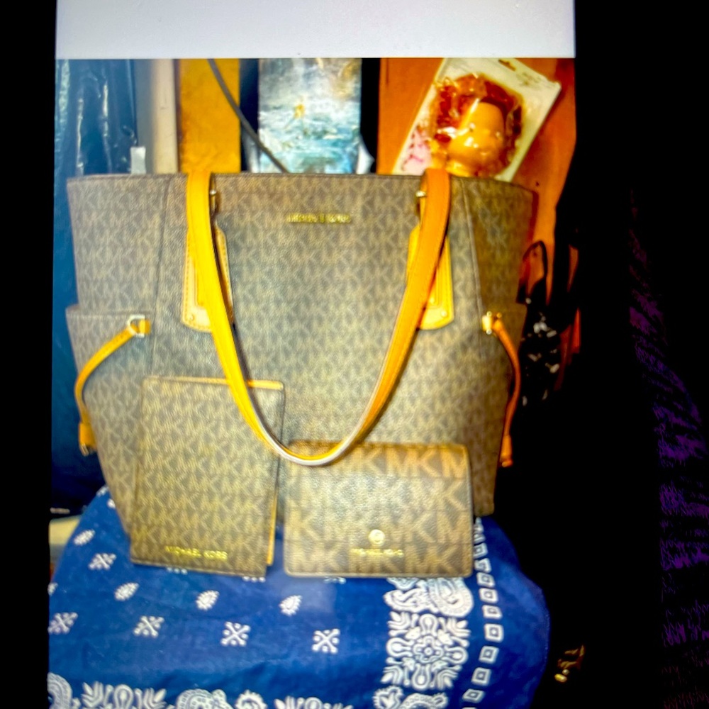 Michael kora purse and 2 matching wallet’s nwot purse is 300 and wallets are 75